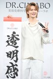 書を片手にピースする佐野勇斗（M!LK）。