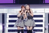 「まりあん LOVEりんですっ」とポーズを決める野中美希と牧野真莉愛。（写真提供：アップフロント）
