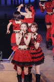 牧野真莉愛にくっつく岡村ほまれ。（写真提供：アップフロント）