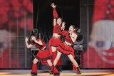 「バイセコー大成功！」を歌う井上春華、弓桁朱琴、櫻井梨央。（写真提供：アップフロント）