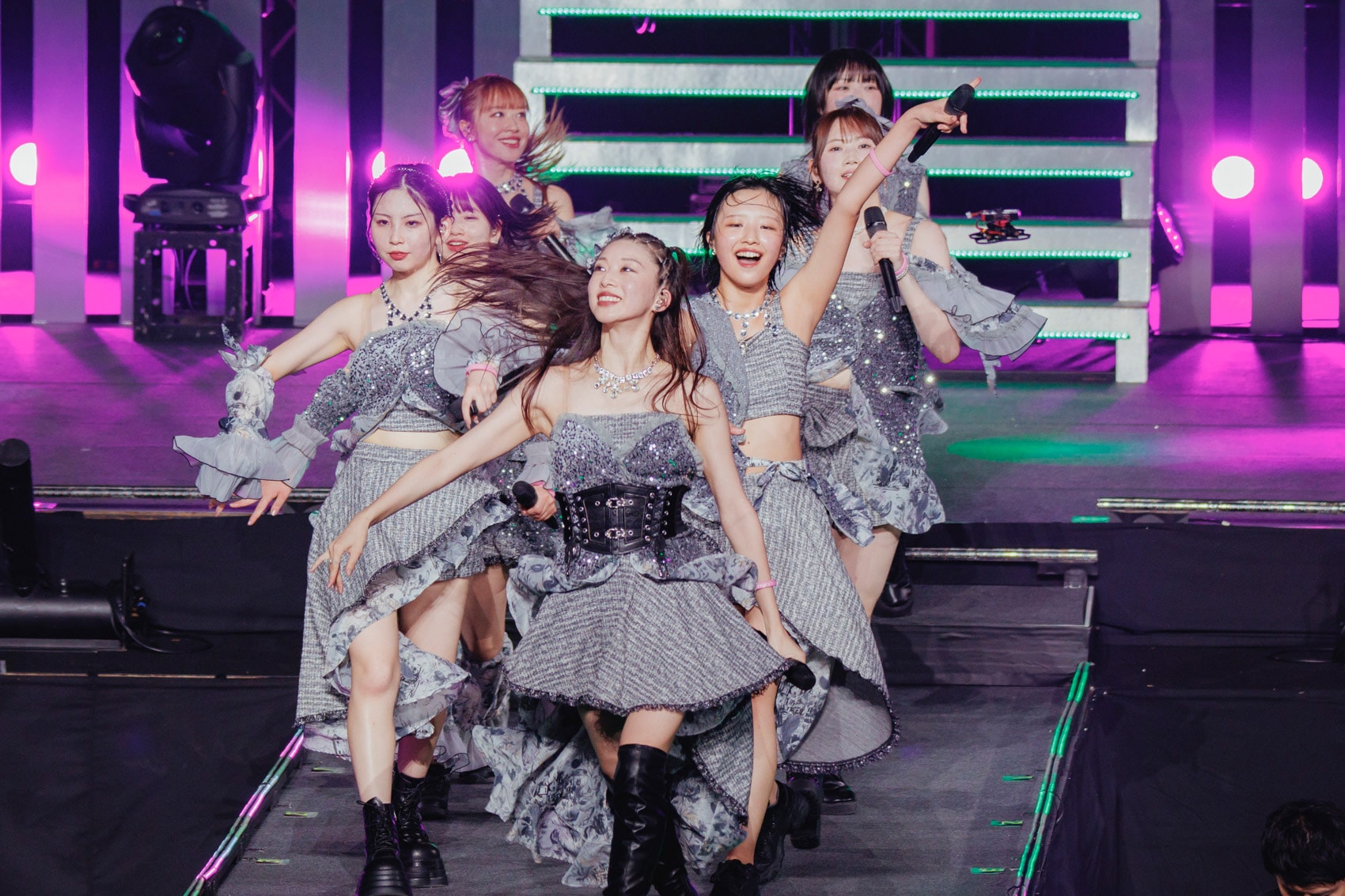 花道を颯爽と歩く牧野真莉愛とモーニング娘。'26メンバー。（写真提供