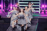 花道を颯爽と歩く牧野真莉愛とモーニング娘。'26メンバー。（写真提供：アップフロント）