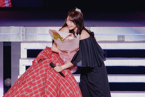 牧野真莉愛を抱きしめる飯田圭織。（写真提供：アップフロント）