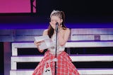 涙を流す牧野真莉愛。（写真提供：アップフロント）