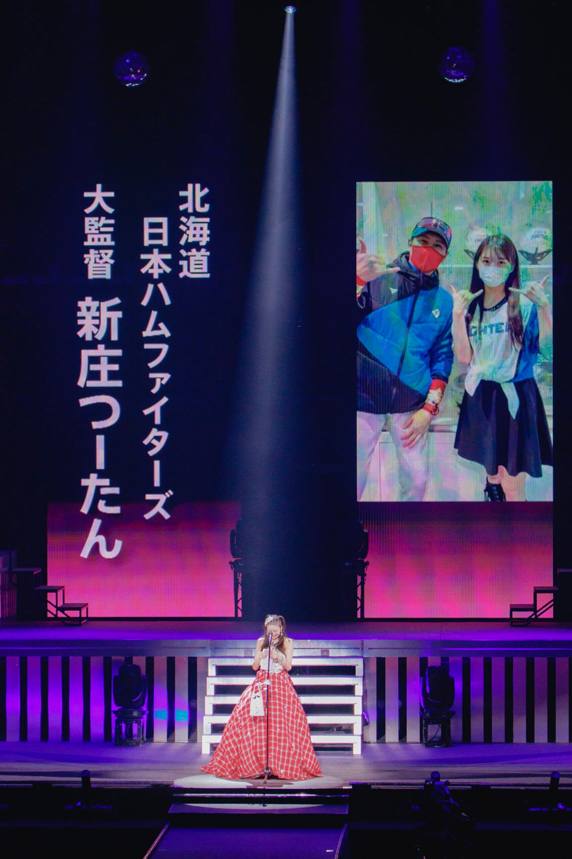 新庄剛志からの手紙を読み上げる牧野真莉愛。 [画像・動画ギャラリー