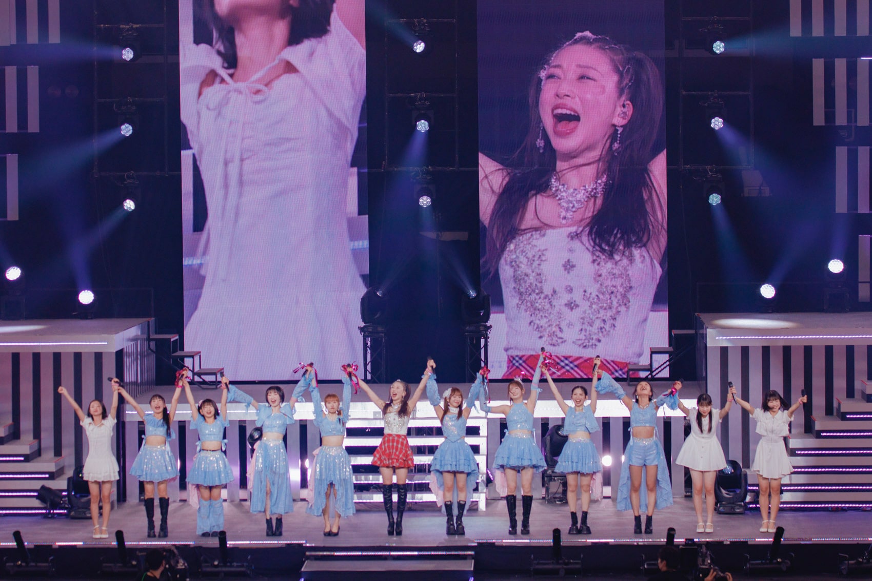すべてのパフォーマンスを終え、12人で手をつないで挨拶するモーニング