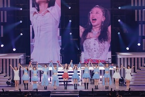 すべてのパフォーマンスを終え、12人で手をつないで挨拶するモーニング娘。'26。（写真提供：アップフロント）