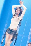 ユジン。「IVE WORLD TOUR ‘SHOW WHAT I AM’」東京ドーム公演より。（撮影：田中聖太郎写真事務所）