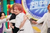 「VS.超特急」より、ジェジュンとハグするシューヤ。