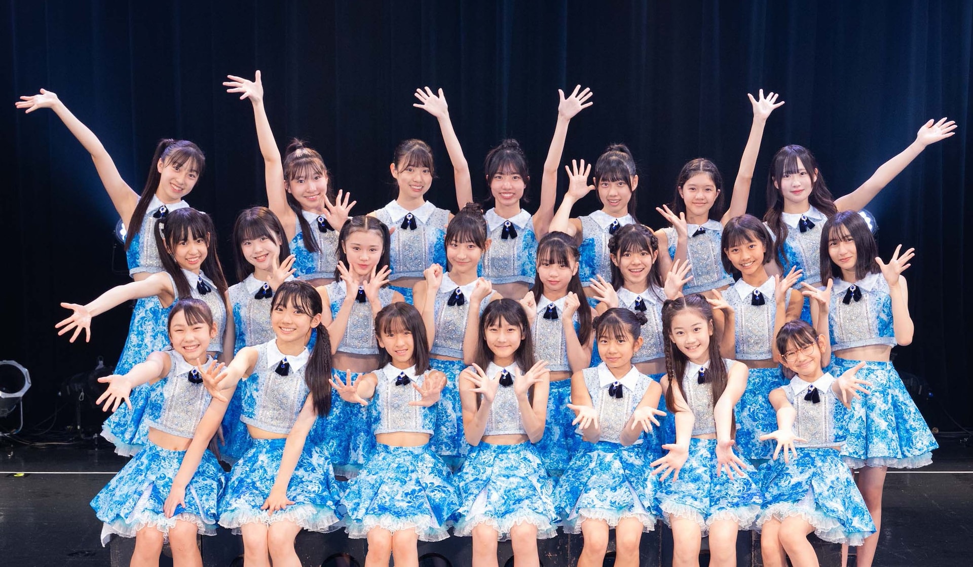ハロプロ研修生。3列目左から青木優奈、服部琉愛、吉田光里、大坪茉乃