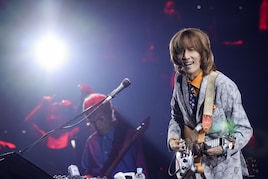 角松敏生が横浜アリーナで6時間におよぶライブ、デビュー45周年の思いを込めて