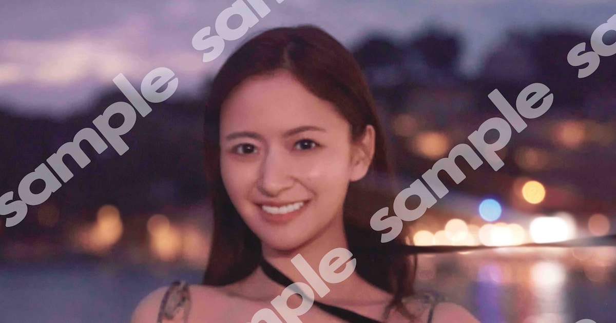 乃木坂46金川紗耶、クロアチアで調達したドレスを着て笑顔 1st写真集特典ポスター公開