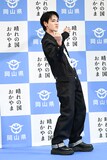 ダンス対決で踊る豆原一成。