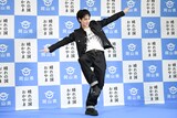 桃太郎の“キジ”を表現した振付を披露する豆原一成。