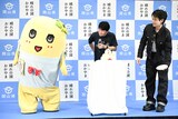 ケーキを味わうふなっしー（左）を見守る伊原木隆太岡山県知事（中央）と豆原一成（右）。