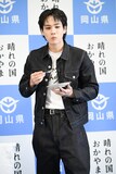 ケーキのお相伴にあずかる豆原一成。