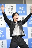 ケーキのおいしさに「桃汁ブシャー！」と叫ぶ豆原一成。