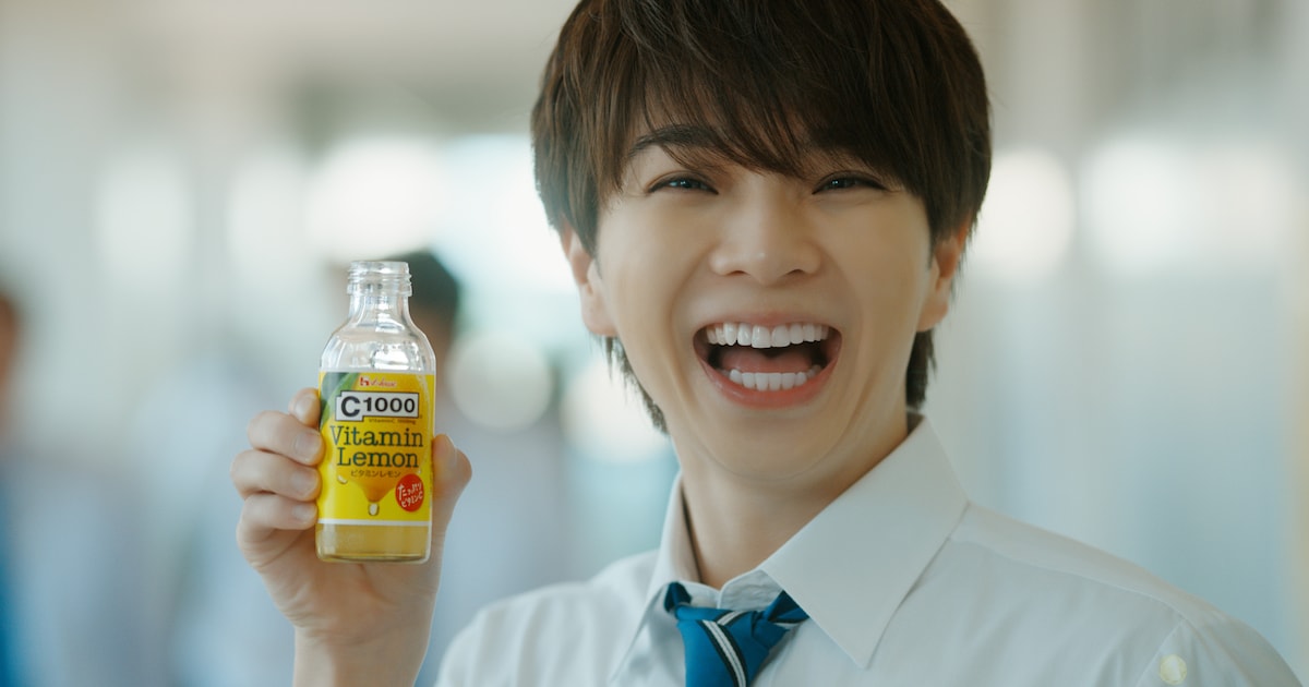 嬉C1000！M!LK塩﨑太智が「C1000ビタミンレモン」Web CMに出演、高校生に扮して大げさに挙手