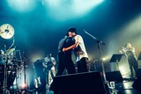 ACE COOLと抱き合う吉田靖直（Vo）。（Photo by Taio Konishi）