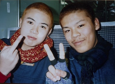 「1996年の冬。『さんピン』後の冬、何かの呪縛から解けたかのように、彼女のマフラー着けたりキャップ外したり自分たちのスタイルが変わっていった。（友人テラと）」（サイプレス上野）