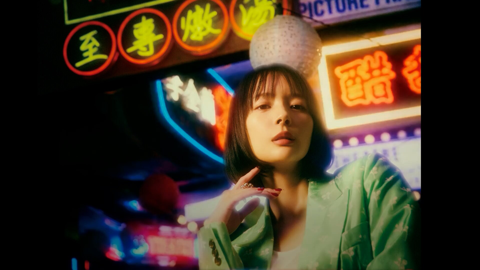 岡田紗佳が華金にスリリングな駆け引き、デビューシングルよりカップ