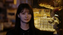 丘みどり「まだ半ば」ミュージックビデオに出演する伊藤百花（AKB48）。