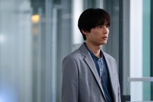 雪村爽太を演じる松村北斗（SixTONES）。