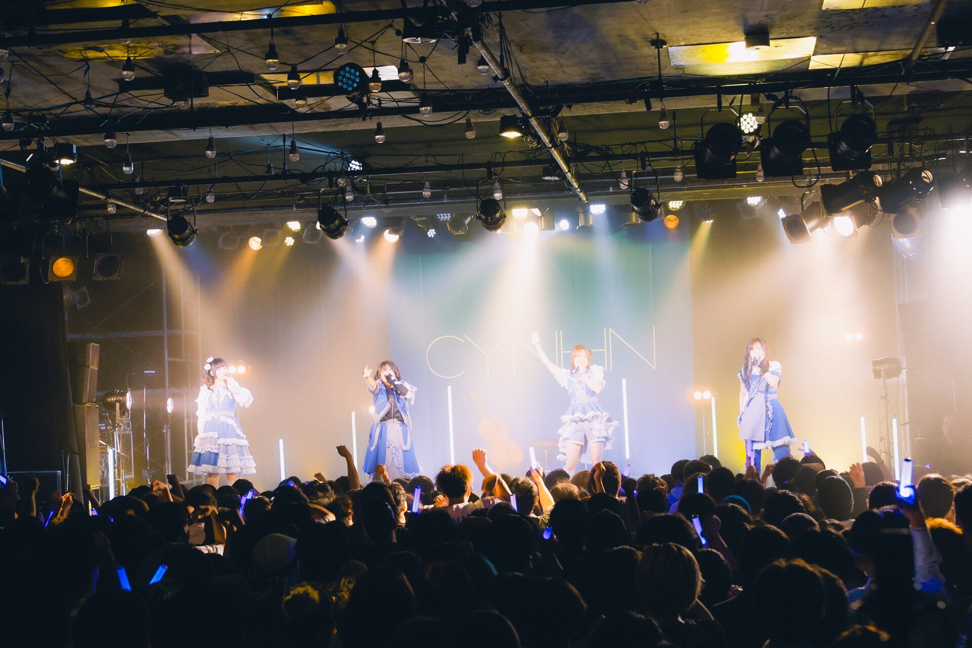 CYNHNがチェロの生演奏とともに描き出した“青のシンフォニー”、新たな扉を開いて結成10年目に突入