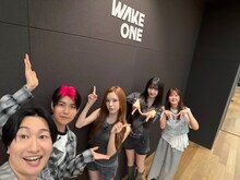 左から山添寛（相席スタート）、若井滉斗（Mrs. GREEN APPLE）、林美桜、MAI（izna）、KOKO（izna）。©テレビ朝日