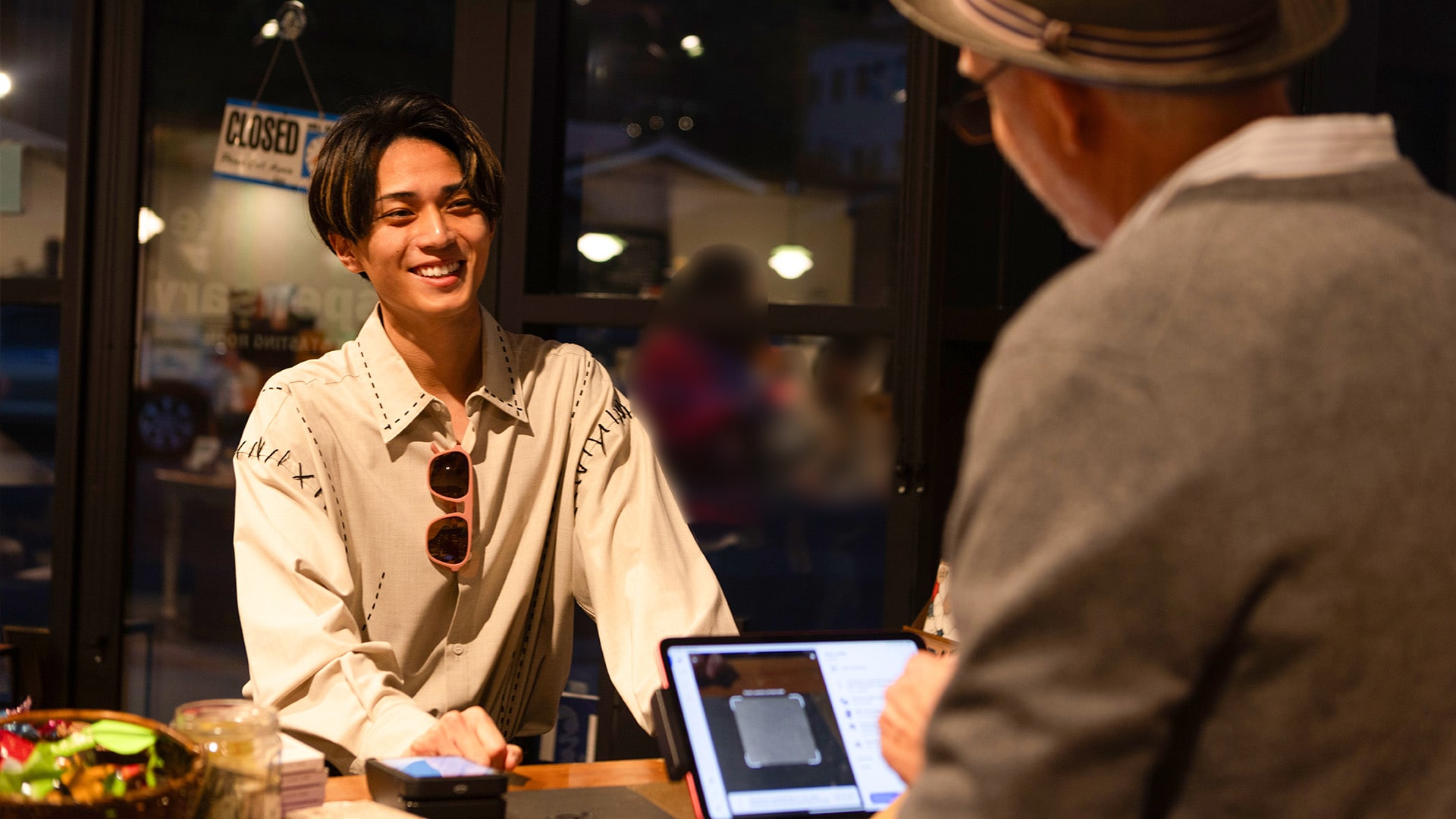 King & Princeが食事をしながら笑い合う、ディズニープラス番組の新