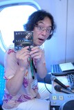 持参した坂本龍一のCD「BEAUTY」のジャケットを見せる大谷能生。