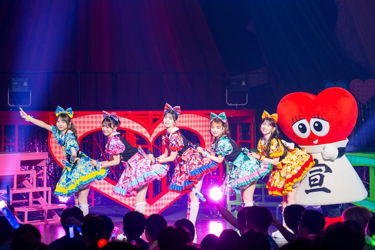 「超ときめき♡宣伝部のきみのハートにロックオンTOUR 2026」初日公演の様子。