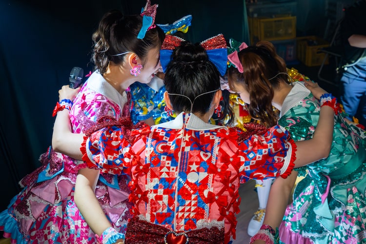 「超ときめき♡宣伝部のきみのハートにロックオンTOUR 2026」初日公演に臨む超ときめき♡宣伝部。