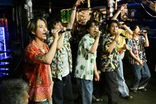 アロハシャツで歌うSixTONES。©TBS