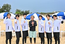 ムロツヨシを囲むSixTONES。©TBS