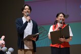 会見の司会を務めた金田哲（はんにゃ.）と島崎和歌子。藤井隆の「全員Stand Up！」の声に、島崎は「ボーッとしてると赤坂走らせますからね！」とひと言。