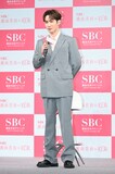 登壇時の渡辺翔太（Snow Man）。
