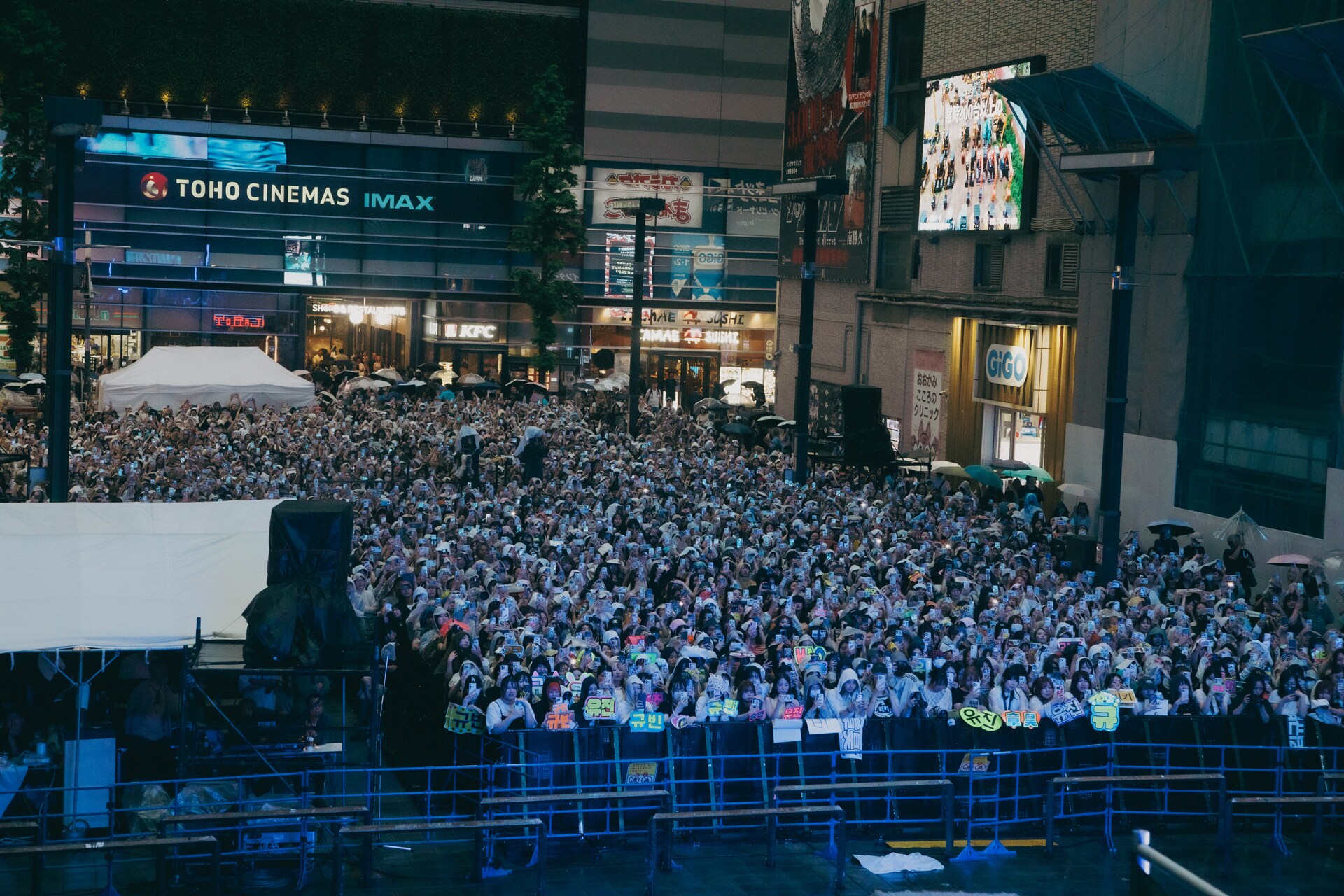 AND2BLE、歌舞伎町フリーライブで3000人超えのファンを沸かせる