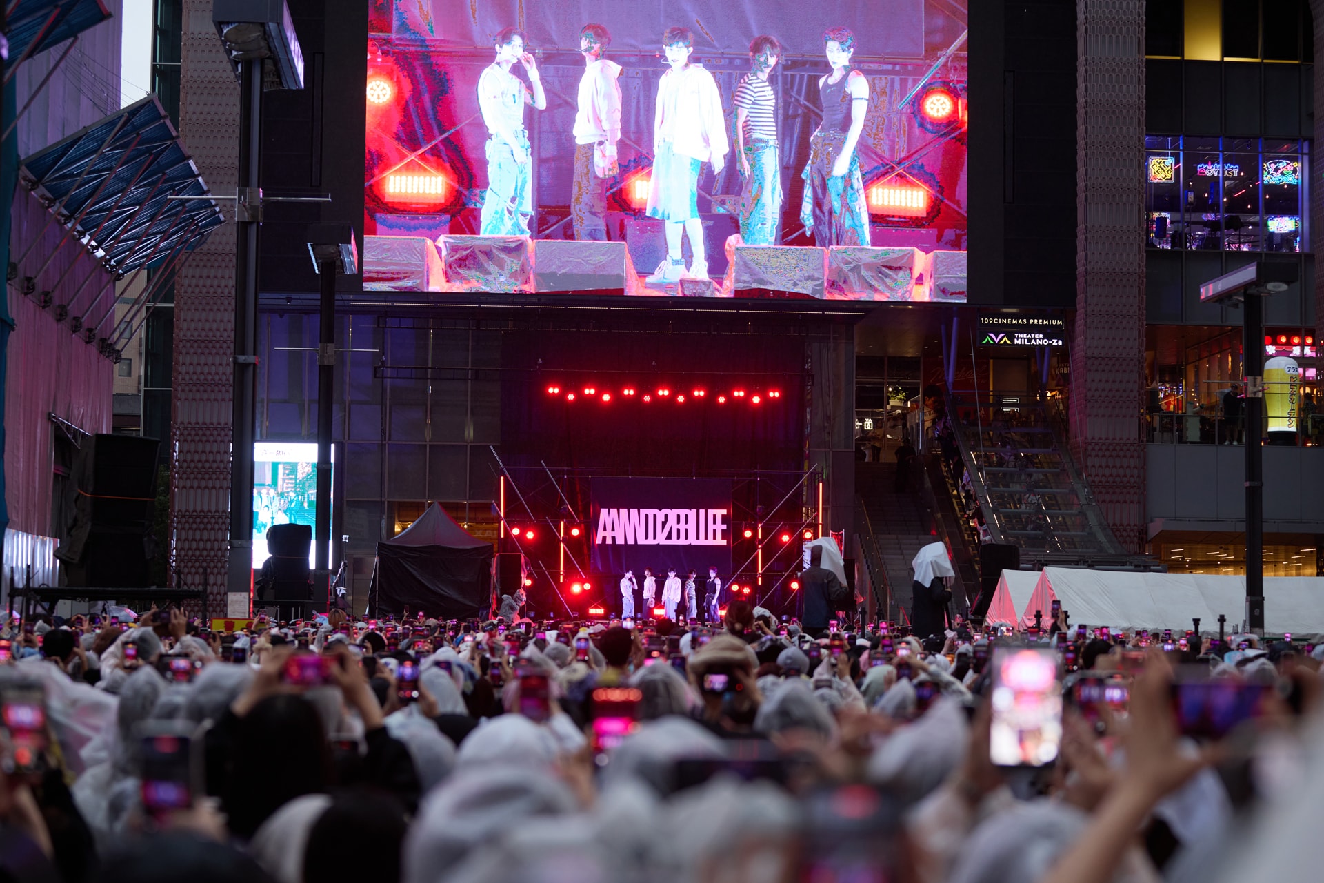 AND2BLE、歌舞伎町フリーライブで3000人超えのファンを沸かせる