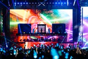 オーケストラの演奏を率いて歌うAdo。（Photo by Yasuyuki Kimura）