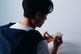 キャップにサインを入れる錦戸亮。