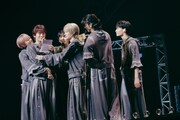 涙を流す桜木雅哉のもとへ集まる原因は自分にある。（Photo by takahashi marina）
