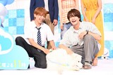 お疲れ気味で寝そべってしまった有楽の様子に笑顔を見せる深田竜生と浮所飛貴（ACEes）。