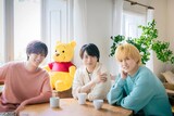 左から阿部亮平（Snow Man）、櫻井翔、川島如恵留（Travis Japan）。3人はディズニーの新プロジェクト「プーさんタイム」のアンバサダーに就任した。