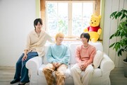 左から櫻井翔、川島如恵留（Travis Japan）、阿部亮平（Snow Man）。3人はディズニーの新プロジェクト「プーさんタイム」のアンバサダーに就任した。