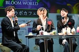 「朝から何も食べてない」と、コラボメニューの「これが世界の始まり～ガッツリお肉の特製生姜焼きプレート～」を堪能する堂本光一（中央）。