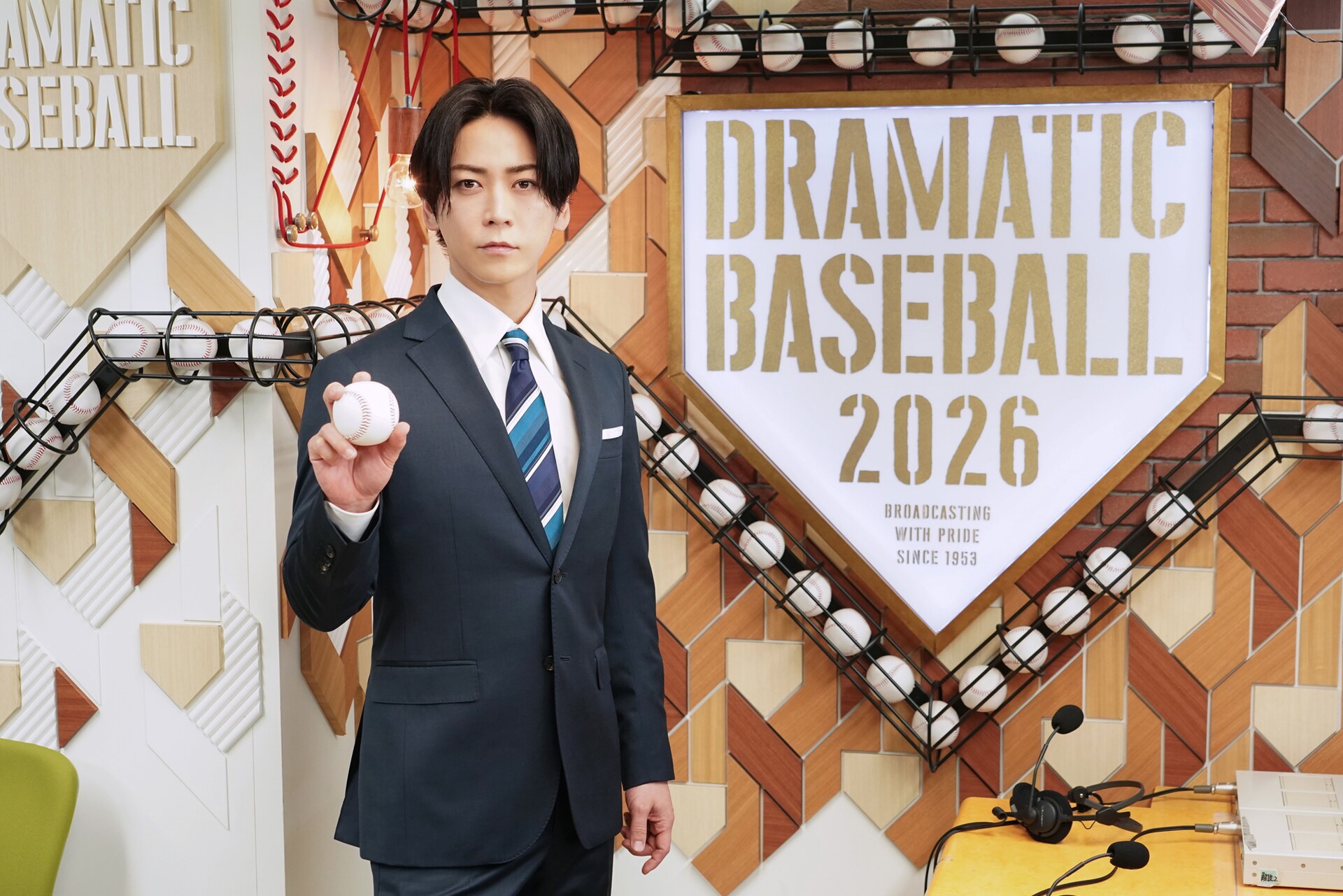 野球ボールを持つ亀梨和也。 [画像ギャラリー 3/10] - 音楽ナタリー
