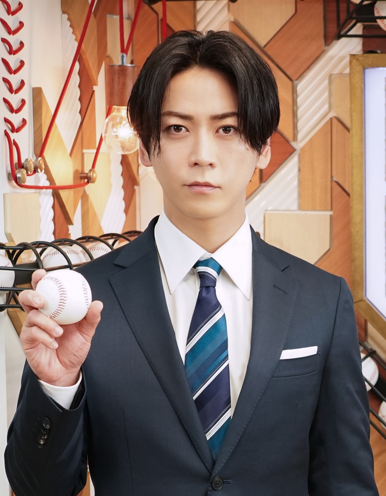 野球ボールを持つ亀梨和也。 [画像ギャラリー 1/10] - 音楽ナタリー