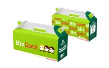 ミスタードーナツとMrs. GREEN APPLEの初コラボ商品「Mrs. Donut（ミセスドーナツ）」限定テイクアウトボックス。