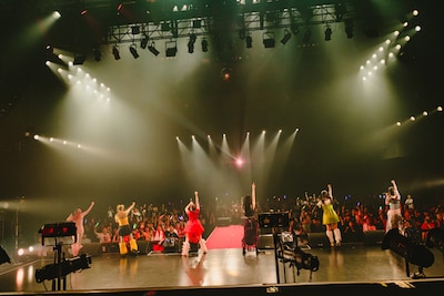 「7th ANNIVERSARY ONE MAN LIVE『ROPPONGI PARTY NIGHT』」の様子。（撮影：白石達也）